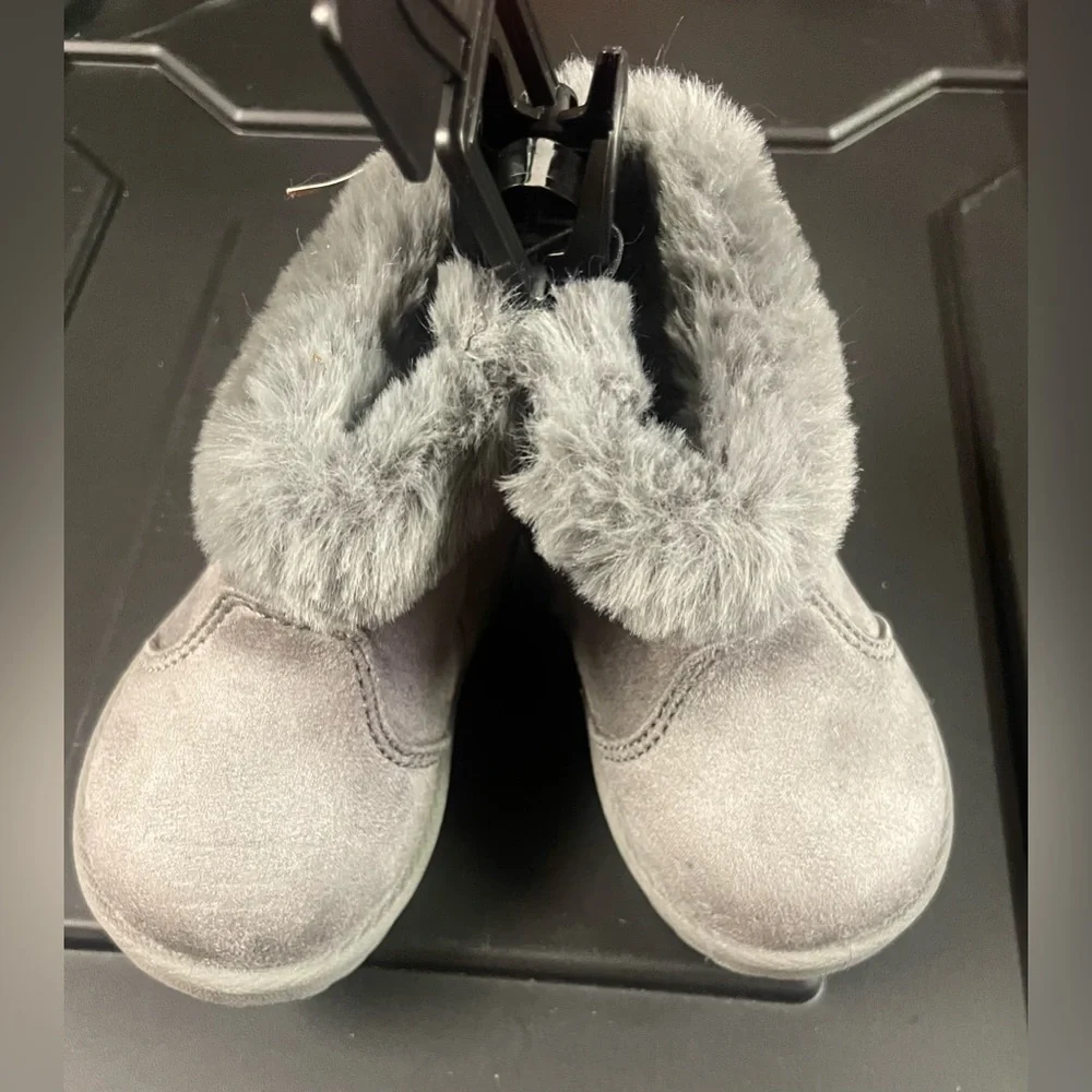 Baby girls‎ faux fur gray boots! NWT!